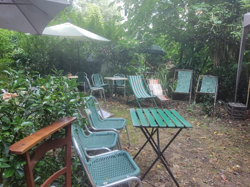 devant la scène de la laiterie